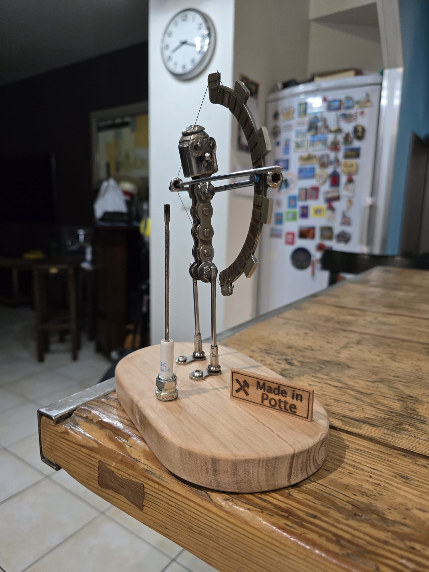 Figurine d'archer en chaîne et boulons sur socle en bois, signée Made in Potte