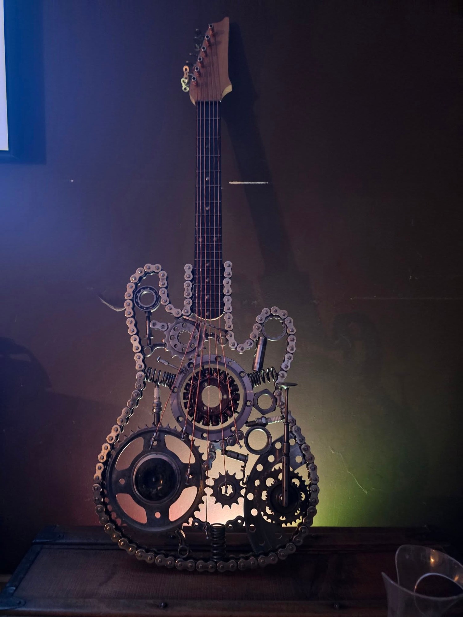 La Six-Cordes Mécanique, guitare sculptée en chaînes et engrenages de moto