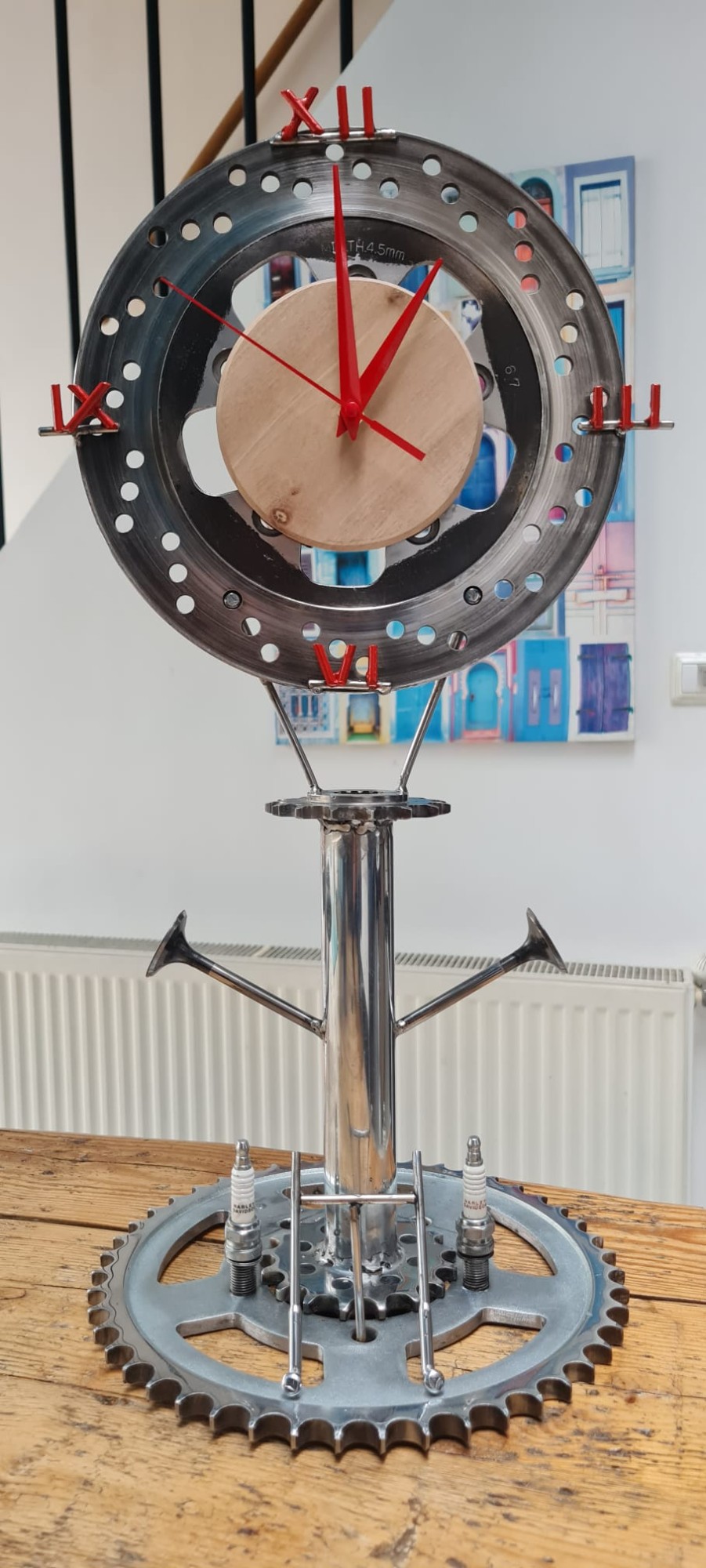 Horloge sur pied en disque de frein, couronne et bougies, chiffres rouges